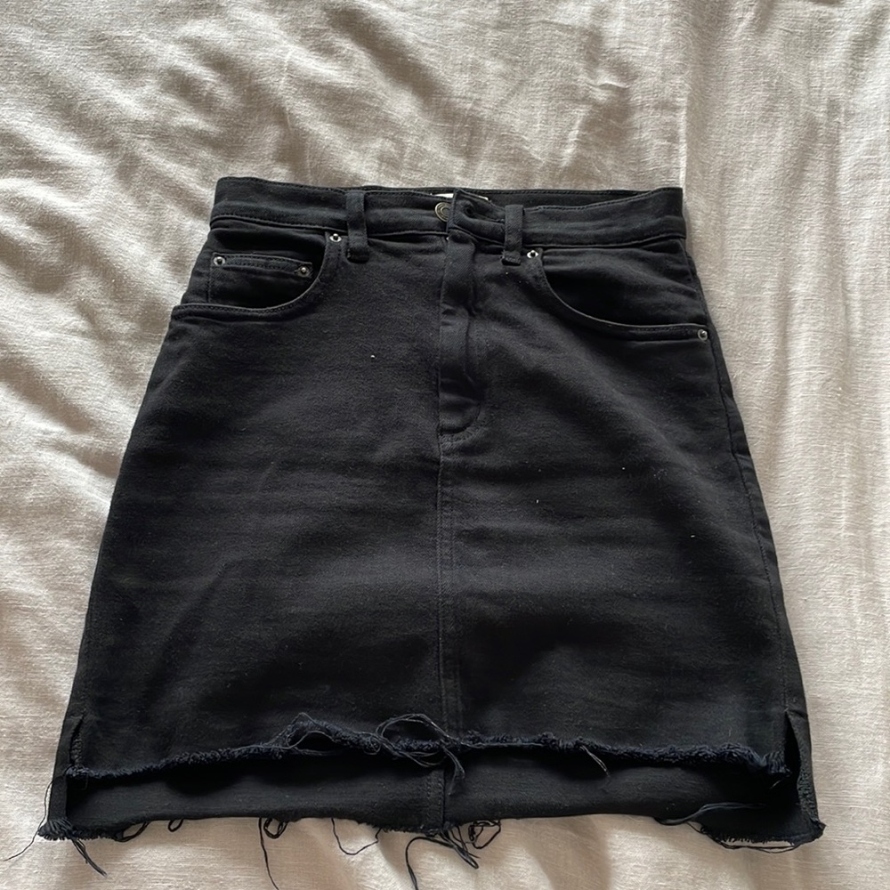 brand is wilfred free from aritzia, color is black and size is small